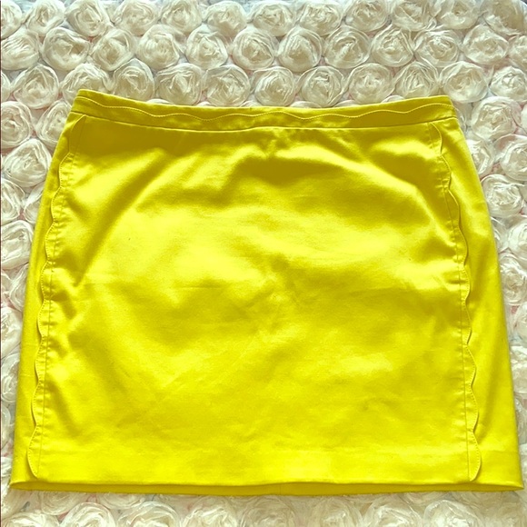 Banana Republic - Scallop Trim Mini Skirt - Picture 1 of 4